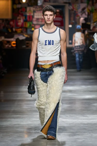 Look 17